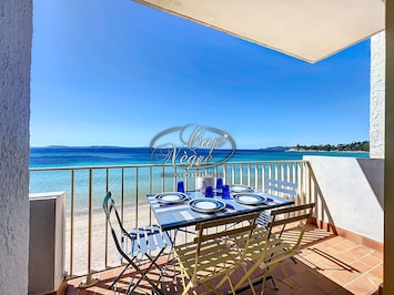 Balcon d'une location saisonniĂšre avec vue sur la mer Ă CavaliĂšre