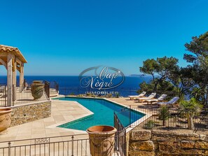 A heated pool - Prestigious property with a pool and panoramic sea view in Cap Nègre (Le Lavandou)