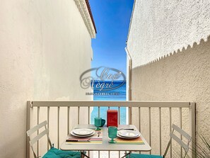 Outdoor dining - Modern studio with sea view and direct access to Cavalière Beach (Le Lavandou)