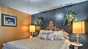Un dormitorio con una cama grande, dos lámparas de noche y adornos en la pared.