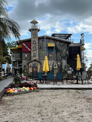 
Wissthaven Retreat. Pool, Ponds & Unique Coastal Theme Stay Near The Villages