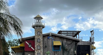 Wissthaven Retreat. Pool, Ponds & Unique Coastal Theme Stay Near The Villages