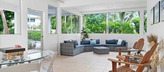 Lovely & spacious apartment in Grace Bay, Providenciales - AC, WiFi, Smart TV