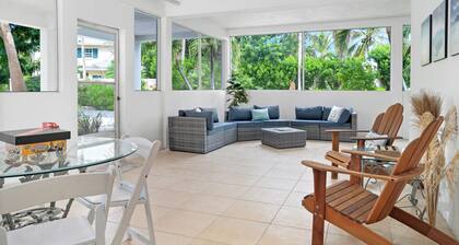 Lovely & spacious apartment in Grace Bay, Providenciales - AC, WiFi, Smart TV
