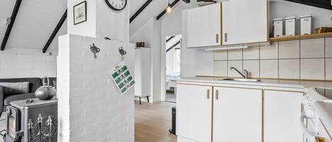 Fridge, stovetop, coffee/tea maker