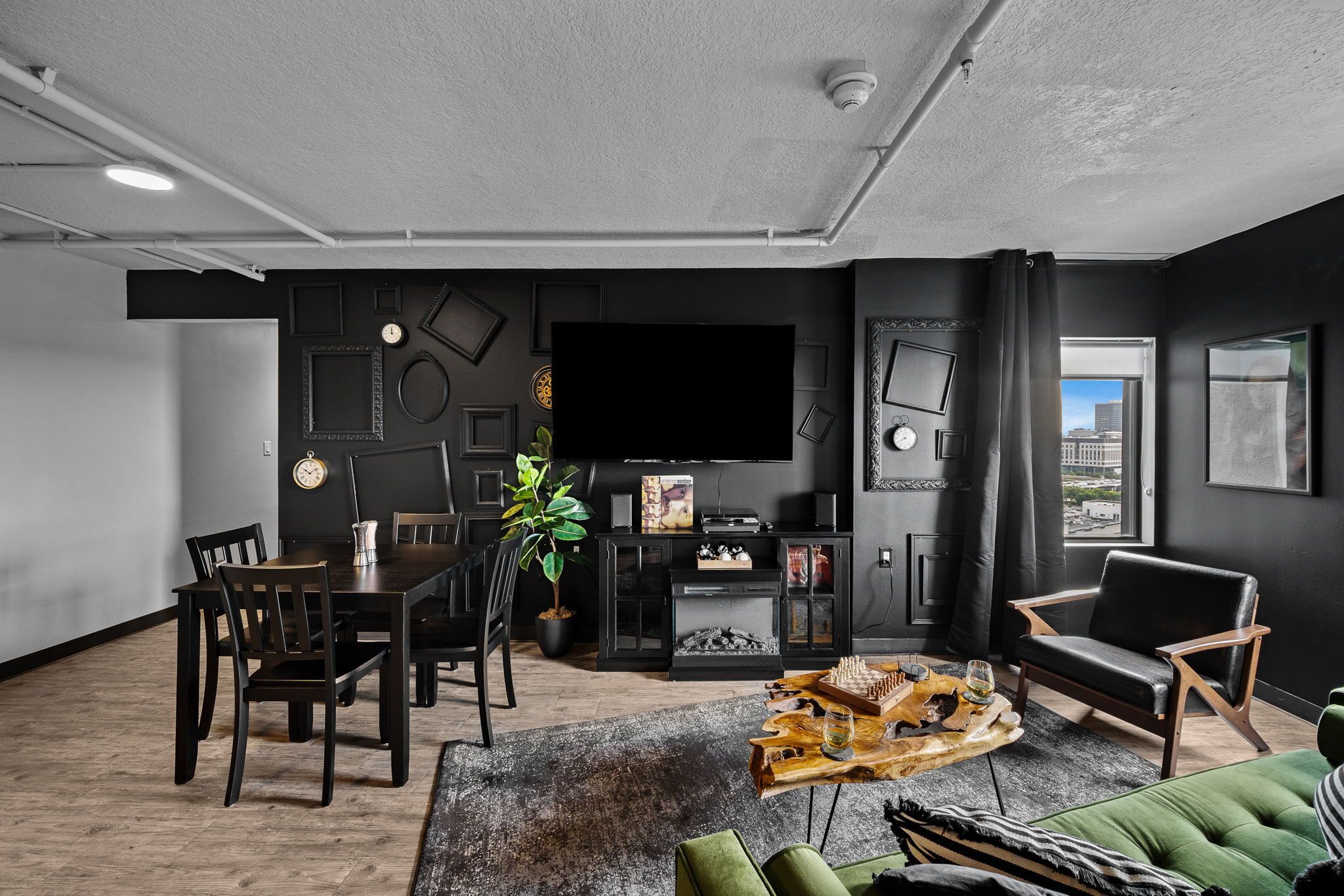 تلفزيون ذكي، مدفأة، كُتُب، ستيريو