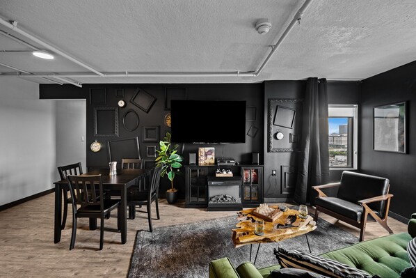 Smart TV, fireplace, books, stereo - Stunning Penthouse - King Bed - City/River View - Corner Unit - Wells Fargo (Des Moines)