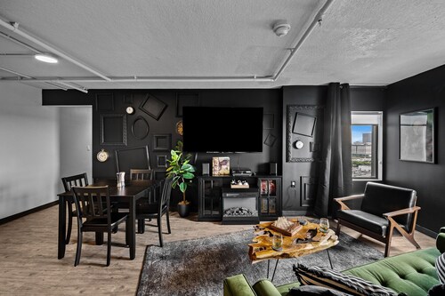 Stunning Penthouse - King Bed - City/River View - Corner Unit - Wells Fargo