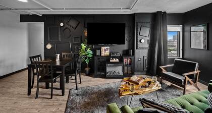 Stunning Penthouse - King Bed - City/River View - Corner Unit - Wells Fargo