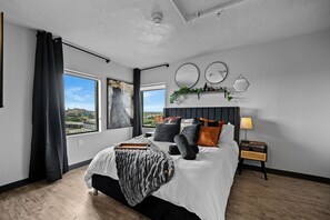 2 bedrooms, iron/ironing board, free WiFi, bed sheets - Stunning Penthouse - King Bed - City/River View - Corner Unit - Wells Fargo (Des Moines)