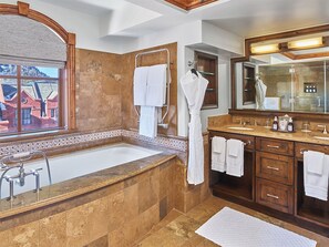 Baignoire Ă jets, sĂšche-cheveux, serviettes fournies, savon
