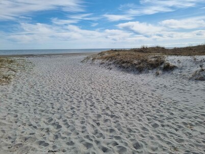 Enjoy the charming townhouse close to the beach