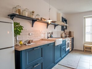 Frigorífico, horno y utensilios de cocina