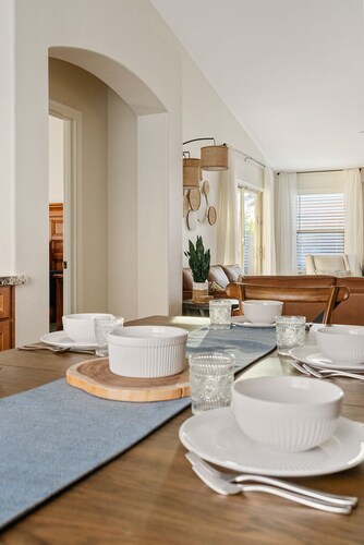 Sunny Poolside Golf Haven 4-Bed 2-Bath Heated Pool