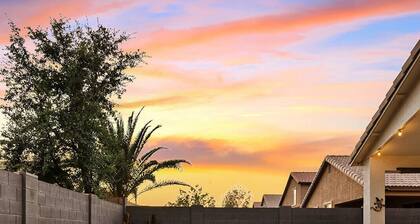 Sunny Poolside Golf Haven 4-Bed 2-Bath and Pool