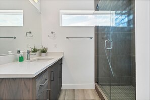 Dusche, Haartrockner, Handtücher, Seife
