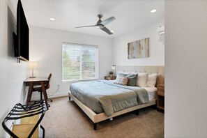 5 quartos, escrivaninha, ferros/tábuas de passar roupa, berço de viagem