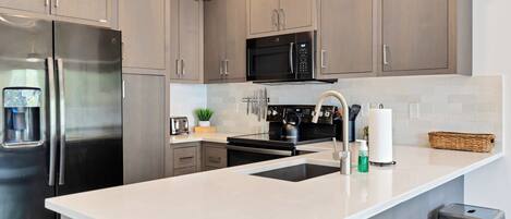 雪櫃、微波爐、焗爐、爐具