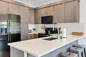 Geladeira, micro-ondas, fogão, cooktop