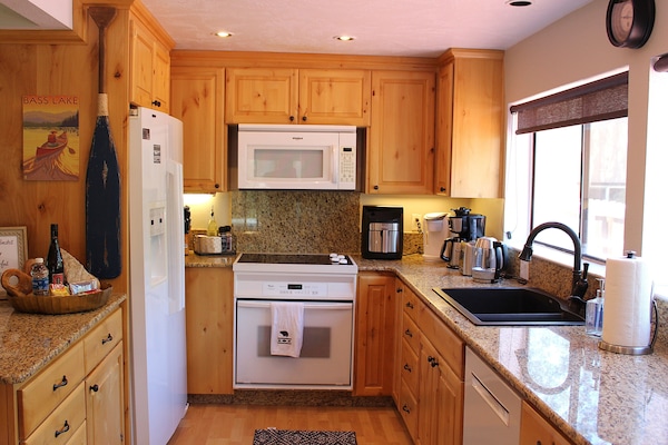 Køleskab, mikrobølgeovn, ovn, kogeplade