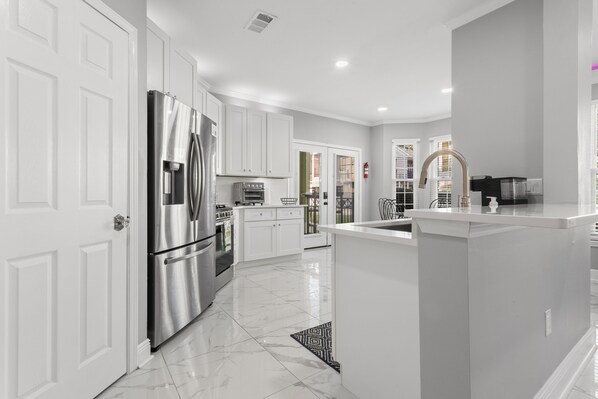 Fridge, microwave, oven, stovetop - Gulfport-Biloxi Retreat ★ 3BR ★ 2 Pools ★ Hot Tub ★ PS5 ★ Xbox ★ Arcade ★ Clean (Gulfport)