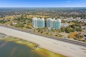 Exterior - Gulfport-Biloxi Retreat ★ 3BR ★ 2 Pools ★ Hot Tub ★ PS5 ★ Xbox ★ Arcade ★ Clean (Gulfport)