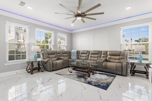 Smart TV, fireplace, video games, books - Gulfport-Biloxi Retreat ★ 3BR ★ 2 Pools ★ Hot Tub ★ PS5 ★ Xbox ★ Arcade ★ Clean (Gulfport)