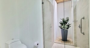 Shower, free toiletries, towels, soap - CASA Condominio El Peñón piscina AA Wifi (Girardot)