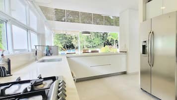 Chalet | Private kitchen | Full-size fridge, microwave, cookware/dishes/utensils