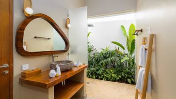 Basic Villa | Bathroom | Shower, free toiletries, hair dryer, bidet