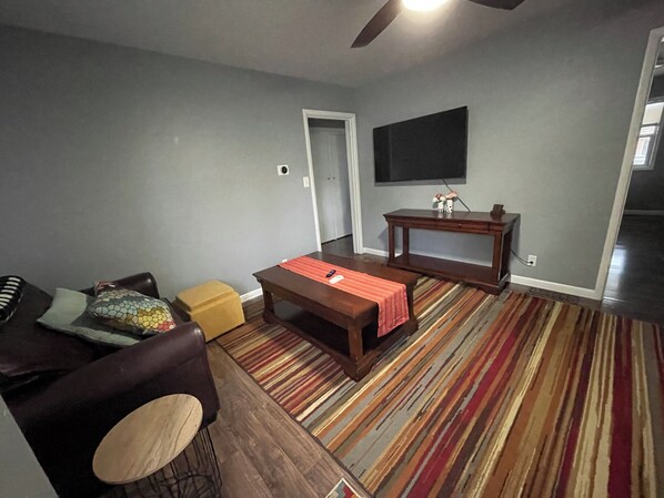 Smart TV - Warm and friendly house in Clearfield with AC, WiFi, 2 king beds, 2 bathrooms (Clearfield)