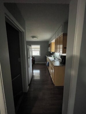 Frigorífico, microondas, horno y placa de cocina