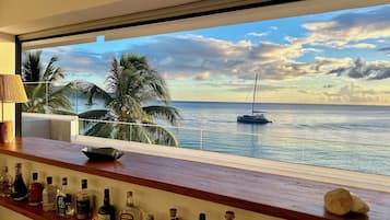Cobertura com design assinado, piscina particular, vista para a praia | Vista para praia/oceano