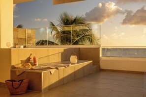 Penthouse Signature, piscine privée, vue plage | Terrasse/Patio