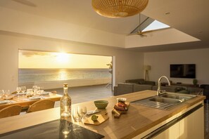Signature Penthouse, Private Pool, Beach View | Living area | Smart TV - La Plage Martinique (Schoelcher)