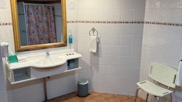 Douche, sĂšche-cheveux, serviettes fournies, savon