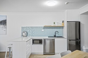 Fridge, microwave, dishwasher, electric kettle - HUGE (115m2) Family Apartment in the heart of Surfers Paradise. (Surfers Paradise)