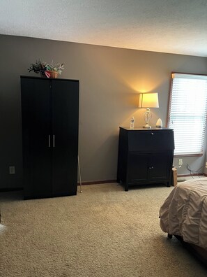 5 habitaciones, tabla de planchar con plancha, wifi y ropa de cama