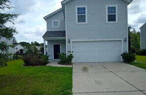 Exterior - 3-bedroom house in charming Beaufort with a Loft,  AC, WiFi. Enjoy your stay (Beaufort)