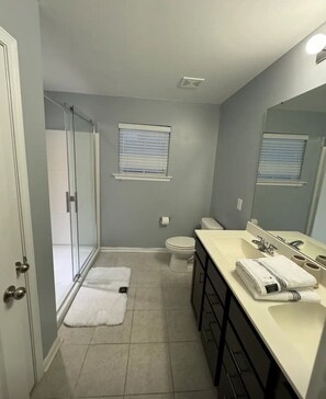 Bathroom - 3-bedroom house in charming Beaufort with a Loft,  AC, WiFi. Enjoy your stay (Beaufort)