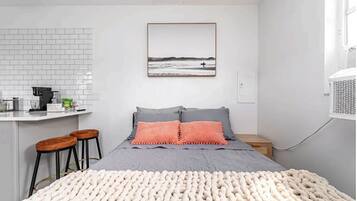 1 habitación, escritorio, tabla de planchar con plancha y wifi