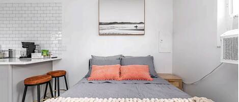 1 habitación, escritorio, tabla de planchar con plancha y wifi