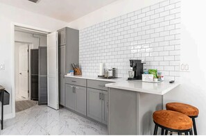 Een koelkast, een microgolfoven, een koffiezetapparaat/waterkoker