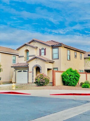 Exterior - Charming 3-bedroom house with community pool in marvelous Phoenix (Phoenix)
