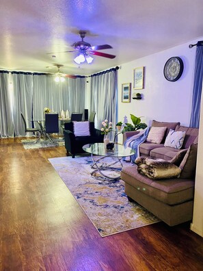 Smart TV, fireplace - Charming 3-bedroom house with community pool in marvelous Phoenix (Phoenix)