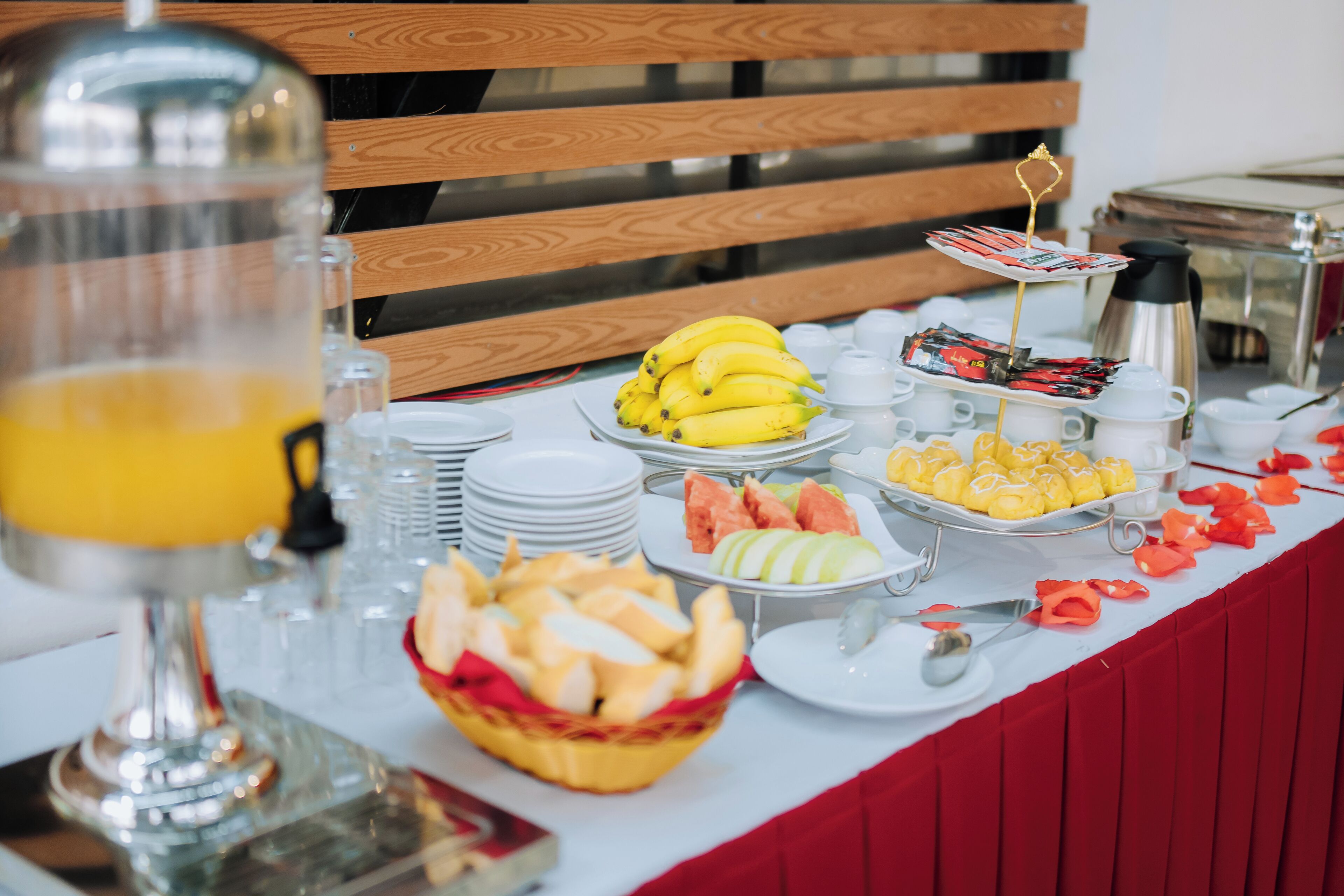 Une table de buffet proposant divers plats et un coin café.