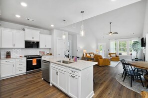 Fridge, microwave, oven, stovetop - Tiger Nest in Clemson, SC! (Central)