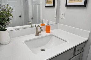 Dusj, hårføner og håndklær