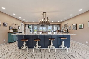 المنشأة من الداخل