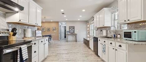 Køleskab, mikrobølgeovn, ovn, kogeplade